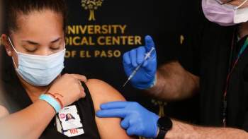Bệnh liệt mặt của 4 người tham gia tiêm vắc-xin COVID-19 có khả năng không liên quan đến vắc-xin của Pfizer - Ảnh 2.