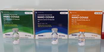 Ba lọ vaccine NanoCovax hàm lượng 25 mcg, 50 mcg và 70 mcg của NANOGEN. Ảnh: Quỳnh Trần/VNE.