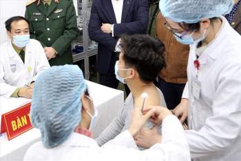 Tình nguyện viên đầu tiên được tiêm thử nghiệm NanoCovax - vaccine Covid-19 của Việt Nam. Ảnh: Hải Nguyễn/LĐO.