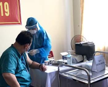 117 nhân viên y tế Đà Nẵng sức khoẻ ổn định, trở lại làm việc sau tiêm vaccine COVID-19 - Ảnh 2.