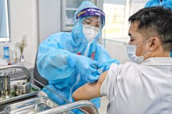 Người Hà Nội bắt đầu tiêm vaccine COVID-19 từ sáng nay - Ảnh 4.