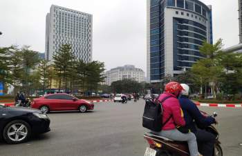Đường phố Thủ đô bất ngờ vắng vẻ ngày Tết Táo quân - Ảnh 9.