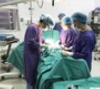 Các bác sĩ Bệnh viện Việt Đức tiến hành phẫu thuật cứu da D**ng v*t và bao quy đầu đã hoại tử cho nam thanh niên 29 tuổi.