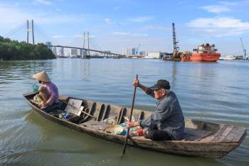 Vợ chồng U.90 20 năm chèo xuồng vớt ve chai sông Sài Gòn dù con cản quyết liệt - ảnh 1