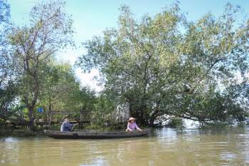 Vợ chồng U.90 20 năm chèo xuồng vớt ve chai sông Sài Gòn dù con cản quyết liệt - ảnh 7