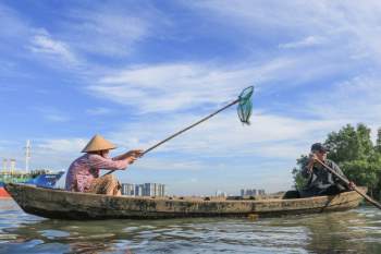 Vợ chồng U.90 20 năm chèo xuồng vớt ve chai sông Sài Gòn dù con cản quyết liệt - ảnh 5