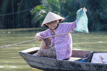 Vợ chồng U.90 20 năm chèo xuồng vớt ve chai sông Sài Gòn dù con cản quyết liệt - ảnh 2
