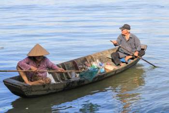 Vợ chồng U.90 20 năm chèo xuồng vớt ve chai sông Sài Gòn dù con cản quyết liệt - ảnh 8