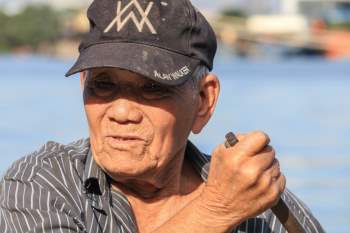 Vợ chồng U.90 20 năm chèo xuồng vớt ve chai sông Sài Gòn dù con cản quyết liệt - ảnh 4