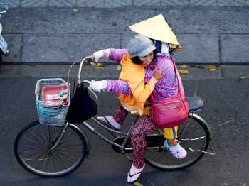Chuyến 'du lịch' Sài Gòn trên xe đạp của người con gái 21 năm chưa thể 'gọi mẹ' - ảnh 11