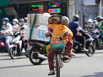 Chuyến 'du lịch' Sài Gòn trên xe đạp của người con gái 21 năm chưa thể 'gọi mẹ' - ảnh 3