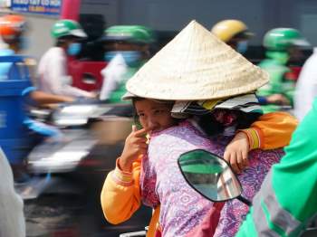 Chuyến 'du lịch' Sài Gòn trên xe đạp của người con gái 21 năm chưa thể 'gọi mẹ' - ảnh 1