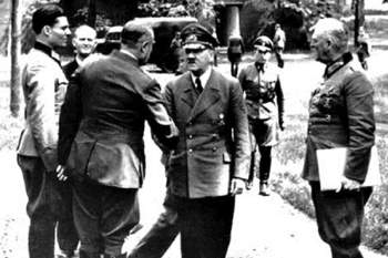 Từ trái sang: Claus Von Stauffenberg, một người không rõ tên, Adolf Hitler và thống chế Keitel ngày 15/7/1944. 