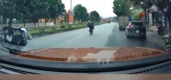 Nghệ An: Triệu tập đối tượng bốc đầu xe máy trên quốc lộ - Ảnh 1.