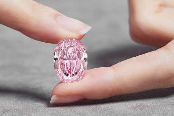 Viên kim cương hồng tím siêu hiếm giá 616 tỉ đồng