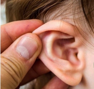 Khi mắc viêm tai giữa, thính lực của trẻ có thể bị suy giảm.