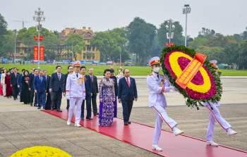 Lãnh đạo Đảng, Nhà nước, ĐBQH vào lăng viếng Chủ tịch Hồ Chí Minh trước phiên khai mạc Kỳ họp thứ 11 - Quốc hội khóa XIV - Ảnh 2.