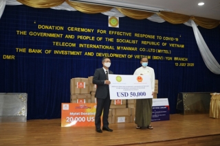 Việt Nam trao quà ủng hộ Myanmar phòng chống đại dịch