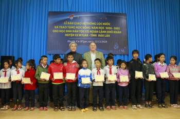 Trao tặng học bổng cho học sinh dân tộc thiểu số và hệ thống lọc nước cho trường học cho quê nhà Hoa hậu H'Hen Nie - Ảnh 1.