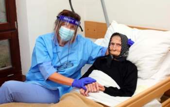 Virus corona đầu hàng trước cụ bà 99 tuổi