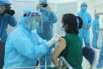 Bộ Y tế giao 5 bệnh viện đảm bảo an toàn tiêm chủng vaccine COVID-19 - Ảnh 1.