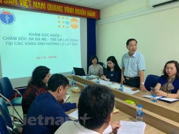 UNFPA tai tro 150.000 USD kham chua benh cho ba con vung lu lut hinh anh 1