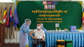 Campuchia​ tiem vaccine COVID-19 cho can bo ngoai giao nhieu nuoc hinh anh 1