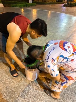 Khoảnh khắc ông xã Lê Phương đưa con trai riêng của vợ đi bắt dế lúc nửa đêm đã nhận được vô số lời khen của mọi người