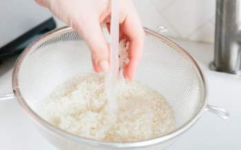 Nấu cơm hàng ngày nhưng chắc gì các chị em đã biết việc vo gạo bằng lòng nồi cơm điện là không nên? - Ảnh 3.