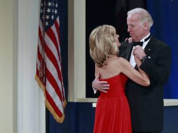 Chân dung người vợ tâm giao kém 9 tuổi của ông Joe Biden: Cô giáo được chính con chồng yêu mến - Ảnh 3.