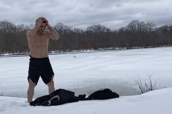 Thử thách lao xuống hồ đóng băng, võ sĩ Gruzia gặp cái kết không như ý