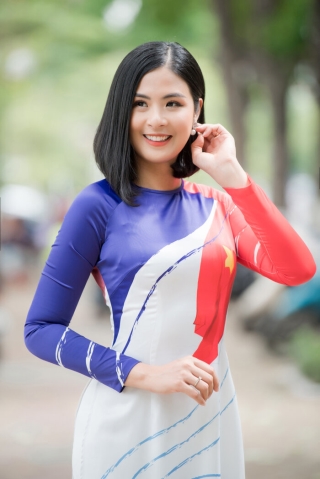 Tạm lùi kế hoạch tổ chức đám cưới với vị hôn phu Phạm Phú Đạt, hiện Hoa hậu Ngọc Hân đang tập trung cho sự nghiệp phát triển thương hiệu áo dài của mình