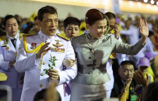 Vua Thái Lan cùng vợ con tươi cười xuất hiện giữa công chúng trước tin chỉ trích hoàng gia hoang phí - Ảnh 2.