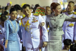 Vua Thái Lan cùng vợ con tươi cười xuất hiện giữa công chúng trước tin chỉ trích hoàng gia hoang phí - Ảnh 4.