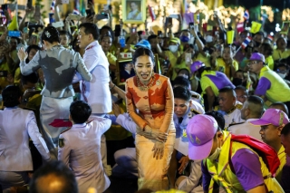 Vua Thái Lan cùng vợ con tươi cười xuất hiện giữa công chúng trước tin chỉ trích hoàng gia hoang phí - Ảnh 6.