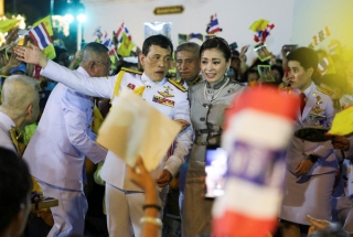 Vua Thái Lan cùng vợ con tươi cười xuất hiện giữa công chúng trước tin chỉ trích hoàng gia hoang phí - Ảnh 7.