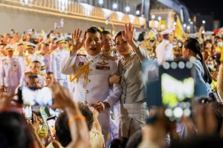 Vua Thái Lan cùng vợ con tươi cười xuất hiện giữa công chúng trước tin chỉ trích hoàng gia hoang phí - Ảnh 8.