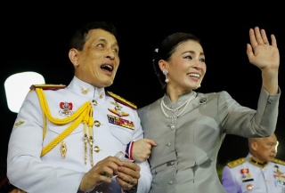 Vua Thái Lan cùng vợ con tươi cười xuất hiện giữa công chúng trước tin chỉ trích hoàng gia hoang phí - Ảnh 9.
