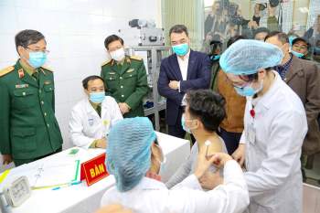 Việt Nam chính thức tiêm thử nghiệm vaccine COVID-19 - ảnh 1