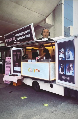 Lần đầu YG Ent tặng xe đồ ăn & cafe cho nhân viên, fan gật gù: Cuối cùng cũng biết cách đối xử với BLACKPINK rồi - Ảnh 1.