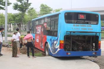 Xe buýt chạy ẩu, nỗi ám ảnh của người tham gia giao thông - Ảnh 1.