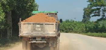 Xe chở đất trên đường tỉnh 514 chạy qua địa bàn huyện Triệu Sơn, Thanh Hoá không che chắn gây bụi bẩn vẫn chưa có chiều hướng thuyên giảm.