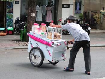 Ông cụ U.90 đẩy xe kem khắp Sài Gòn: 'Bán' kỉ niệm tuổi thơ cho dân 7-8X - ảnh 11