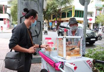 Ông cụ U.90 đẩy xe kem khắp Sài Gòn: 'Bán' kỉ niệm tuổi thơ cho dân 7-8X - ảnh 4