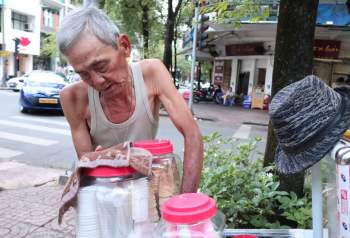 Ông cụ U.90 đẩy xe kem khắp Sài Gòn: 'Bán' kỉ niệm tuổi thơ cho dân 7-8X - ảnh 5