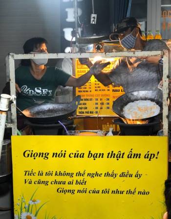 Xe cơm cháy 'im lặng nhất' Sài Gòn bởi người bán không nghe không nói - ảnh 3