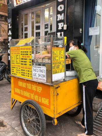 Xe cơm cháy 'im lặng nhất' Sài Gòn bởi người bán không nghe không nói - ảnh 9