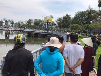 Trăm người đứng xem vớt thi thể người đàn ông nghi nhảy cầu Trần Quang Diệu - ảnh 1