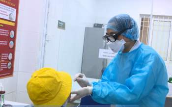 Lịch trình chóng mặt của trưởng khoa Bệnh viện ở Hà Nội vừa phát hiện dương tính SARS-CoV-2 - Ảnh 3.