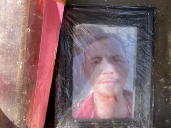 Chuyện xúc động sau tấm bàn thờ trên xe xích lô chỏng chơ ở biển Nha Trang - ảnh 2